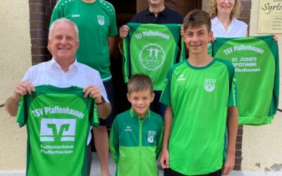 Neue Trainingsanzüge für die Jugendfußballer des TSV Pfaffenhausen